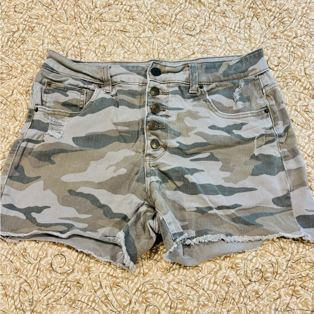 Time and Tru High-Rise 5 Button-Fly Jean Shorts in White, Pink, Camo-Bundle of 4 - Picture 3 of 12